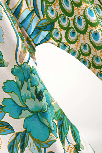 Détails d'un kimono court japonais avec motifs floraux turquoise et verts sur fond blanc, évoquant élégance et originalité