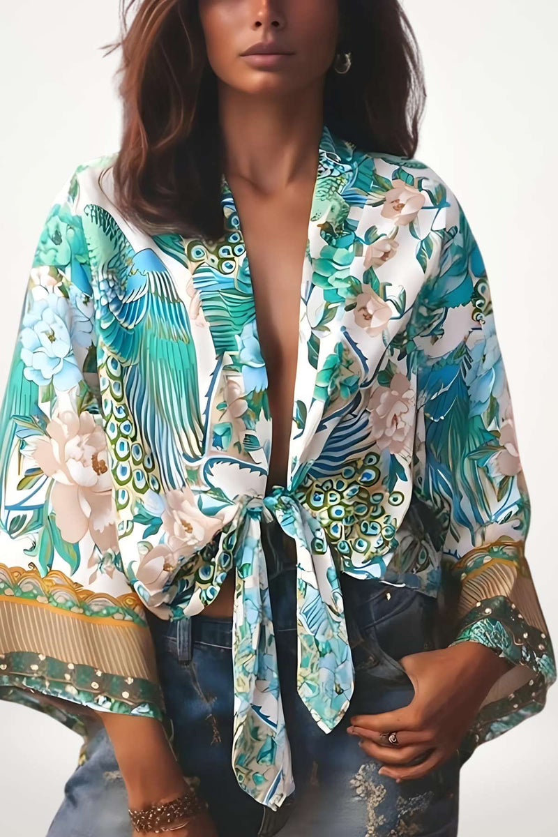 Kimono court japonais aux motifs floraux colorés, porté avec un style décontracté et une touche d'élégance