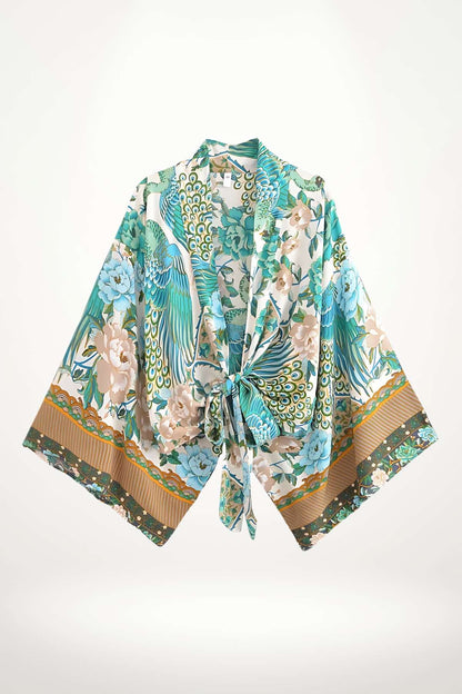 Kimono court japonais aux motifs floraux colorés, avec des teintes turquoise et des détails dorés