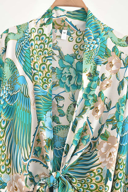 Kimono court japonais en satin aux motifs floraux et oiseaux colorés, dominant des teintes turquoise et crème