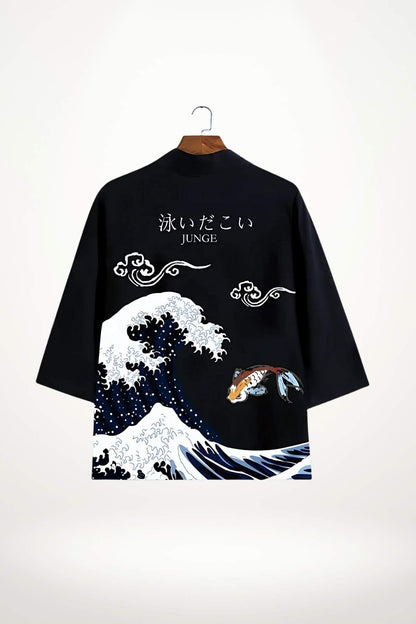 Kimono court noir avec motifs de vagues blanches et poissons colorés, suspendu sur un cintre en bois