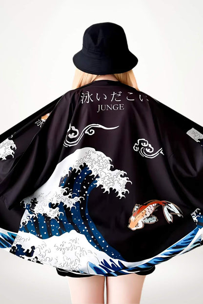 Kimono court noir avec motifs de vagues et carpes, porté par une femme aux cheveux longs, décor minimaliste