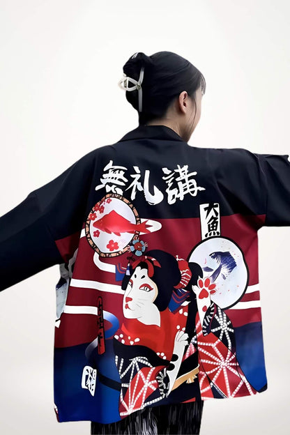 Femme portant un kimono court japonais noir et rouge avec des motifs colorés sur fond neutre