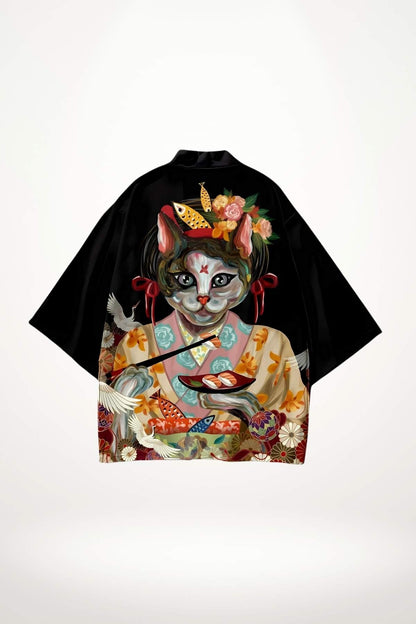 Kimono court japonais noir avec motifs colorés de fleurs, poissons et un personnage félin tenant des baguettes