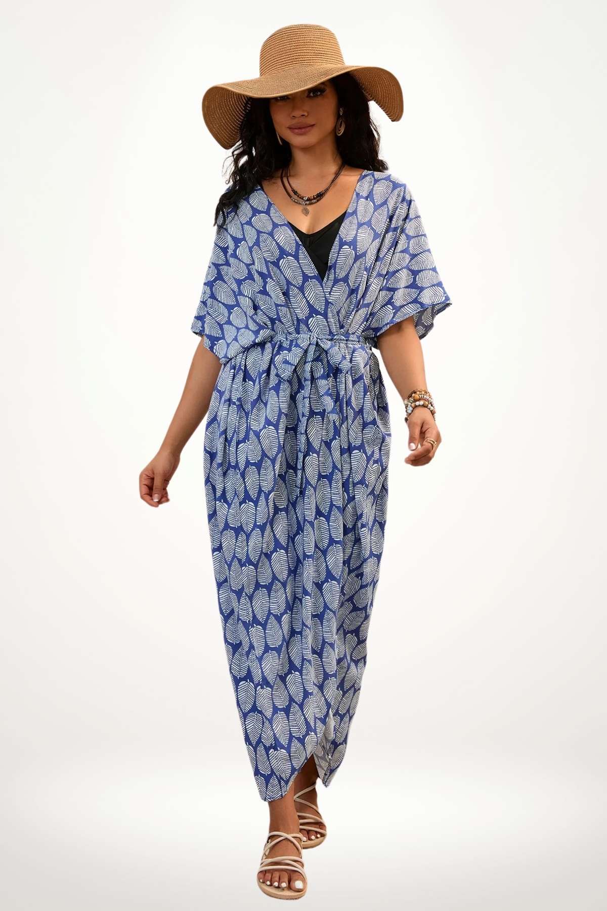 Femme portant un kimono bleu à motifs de feuilles, avec un chapeau large et des sandales, sur fond blanc