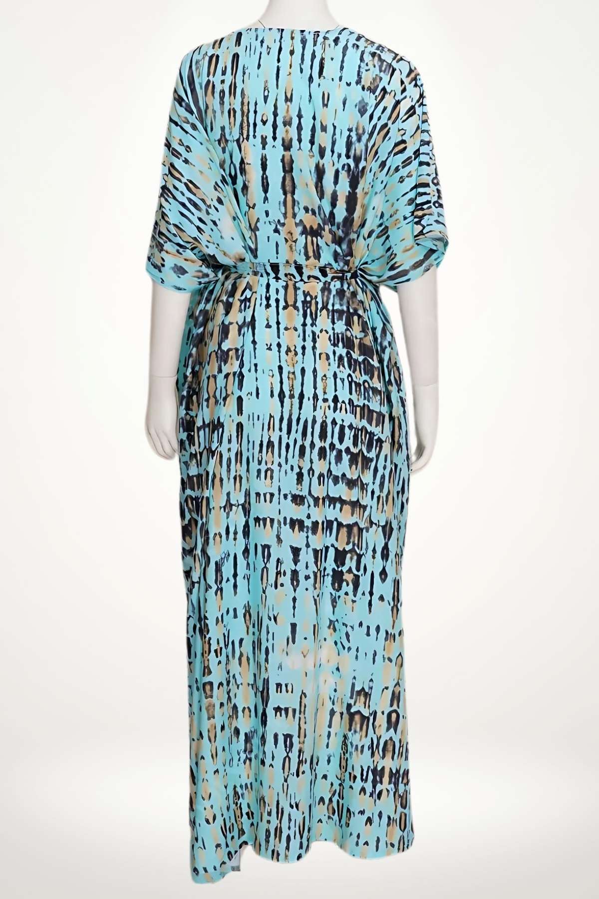 Kimono de plage fluide en bleu clair avec motifs abstraits noirs et beiges, drapé élégamment sur un mannequin