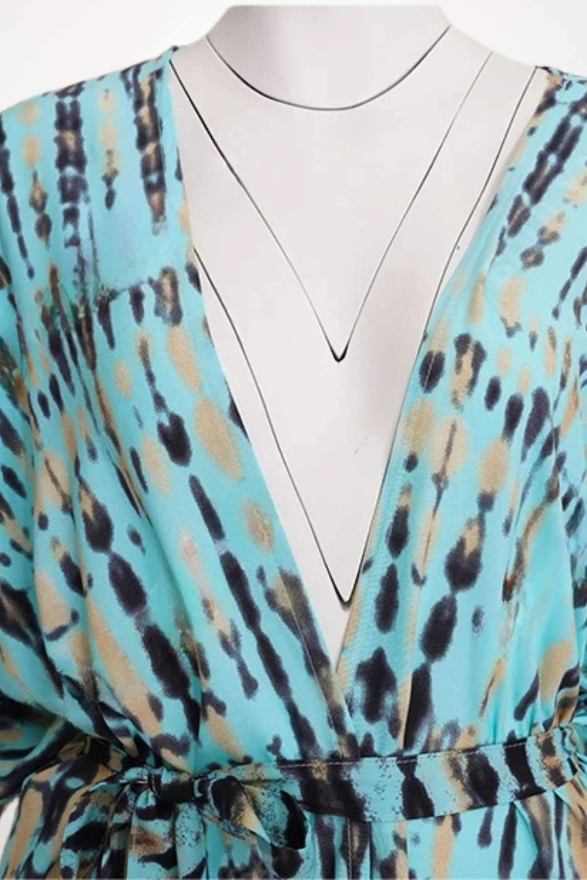 Kimono de plage en tissu fluide, bleu avec motifs tachetés noirs et beiges, décolleté en V et ceinture