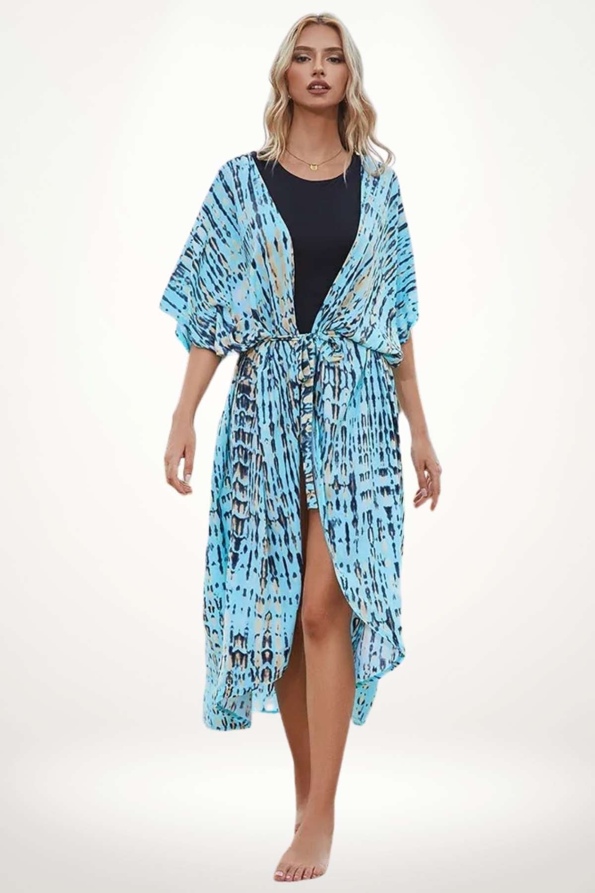 Kimono de plage bleu clair avec motifs fluides, drapé élégant et léger, parfait pour les journées ensoleillées