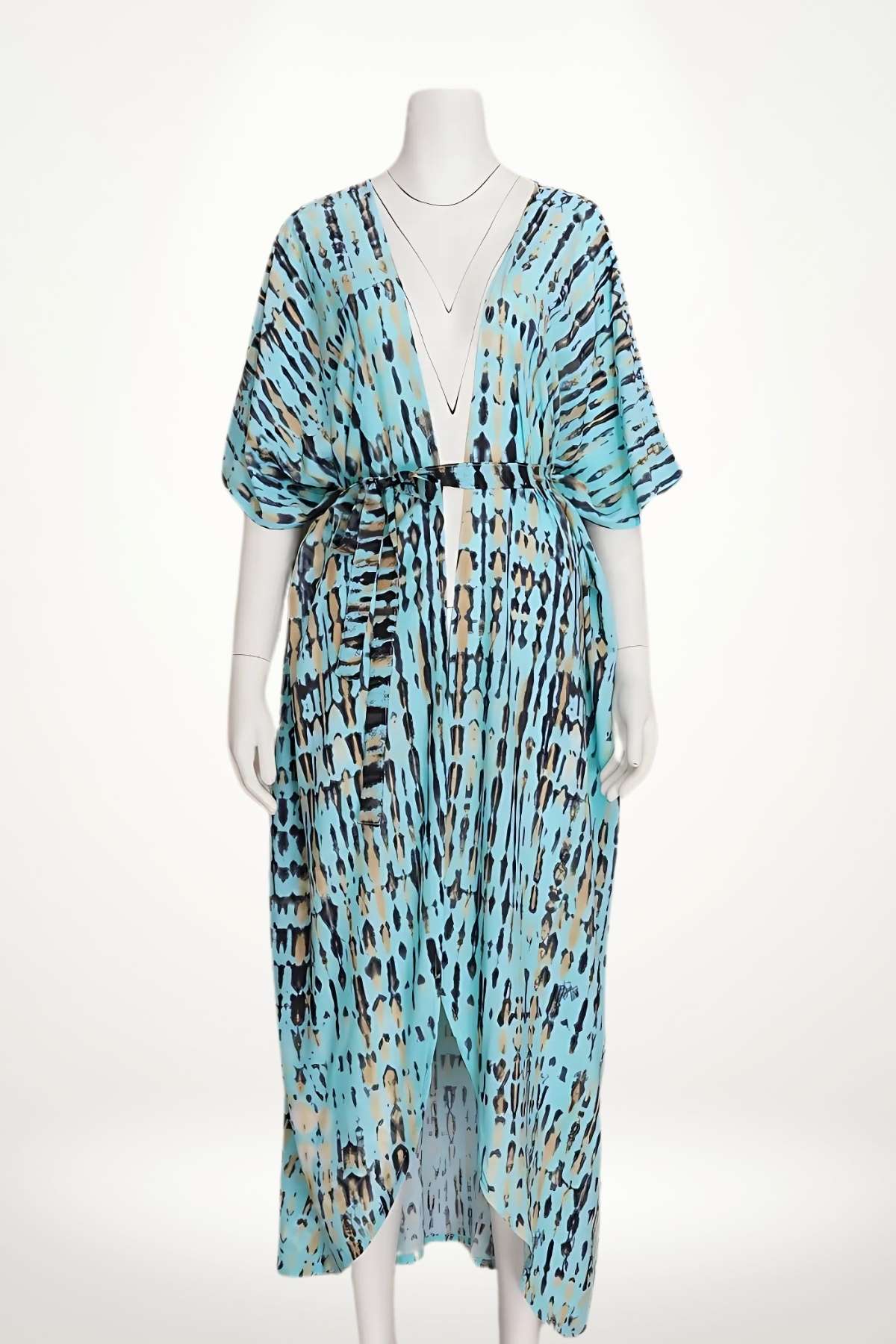 Kimono de plage en tissu léger, motifs bleus et beiges, décolleté en V, ceinture à la taille, ambiance estivale