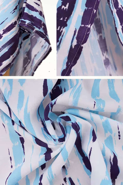 Tissu léger de kimono de plage avec motifs bleus et violets sur fond blanc, offrant une allure estivale élégante