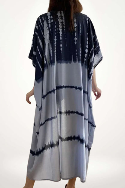 Kimono de plage léger en dégradé de bleu et gris, avec motifs tie-dye et coupe ample, offrant une liberté de