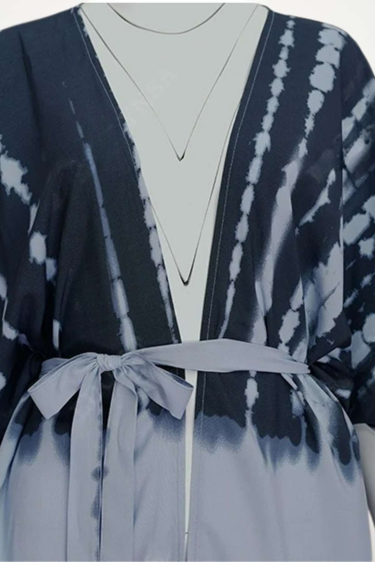 Kimono de plage léger en dégradé bleu et gris avec des motifs tie-dye, ceinturé à la taille