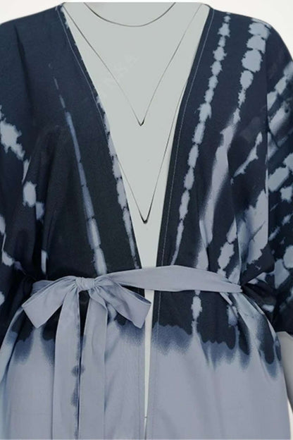 Kimono de plage léger en dégradé bleu et gris avec des motifs tie-dye, ceinturé à la taille