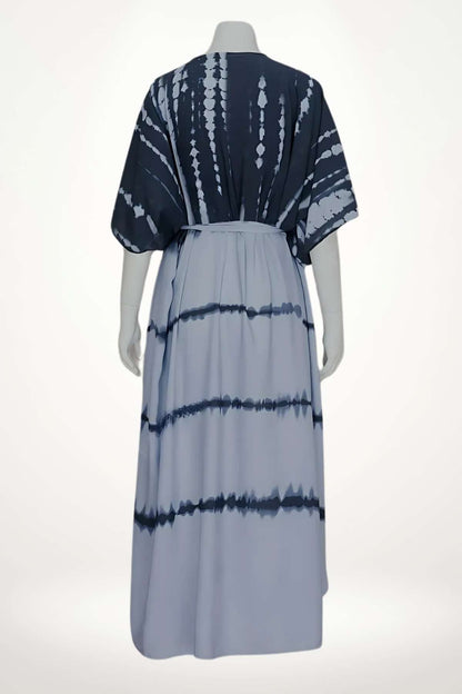 Kimono de plage léger avec motifs bleus et gris, tissu fluide offrant une allure décontractée et élégante