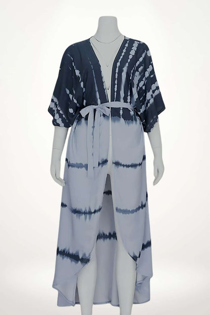 Kimono de plage léger en dégradé de bleu avec motifs tie-dye, manches larges et ceinture à nouer