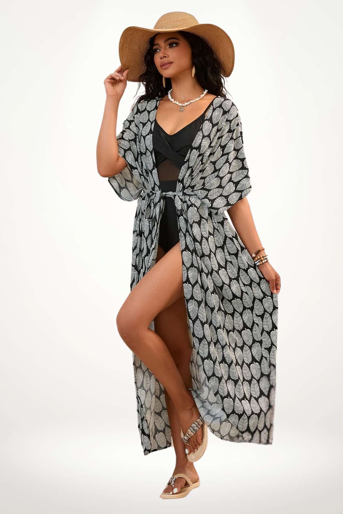 Kimono plage femme noir à imprimé feuilles blanches, long et fluide, avec ceinture intégrée, parfait pour l’été
