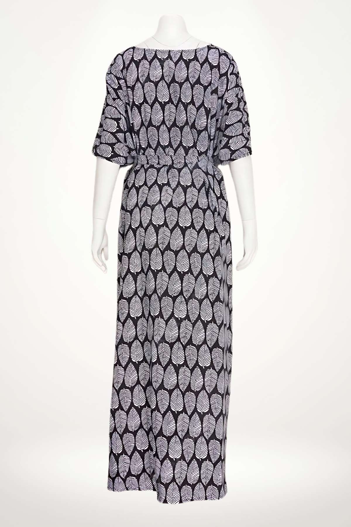 Kimono plage femme noir à imprimé feuilles blanches, long et fluide, avec ceinture intégrée, parfait pour l’été
