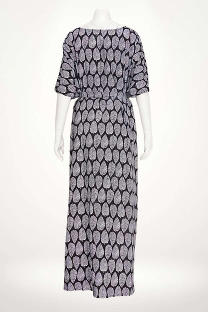Kimono de plage noir avec motifs de feuilles blanches, tissu léger et fluide, manches larges et coupe longue
