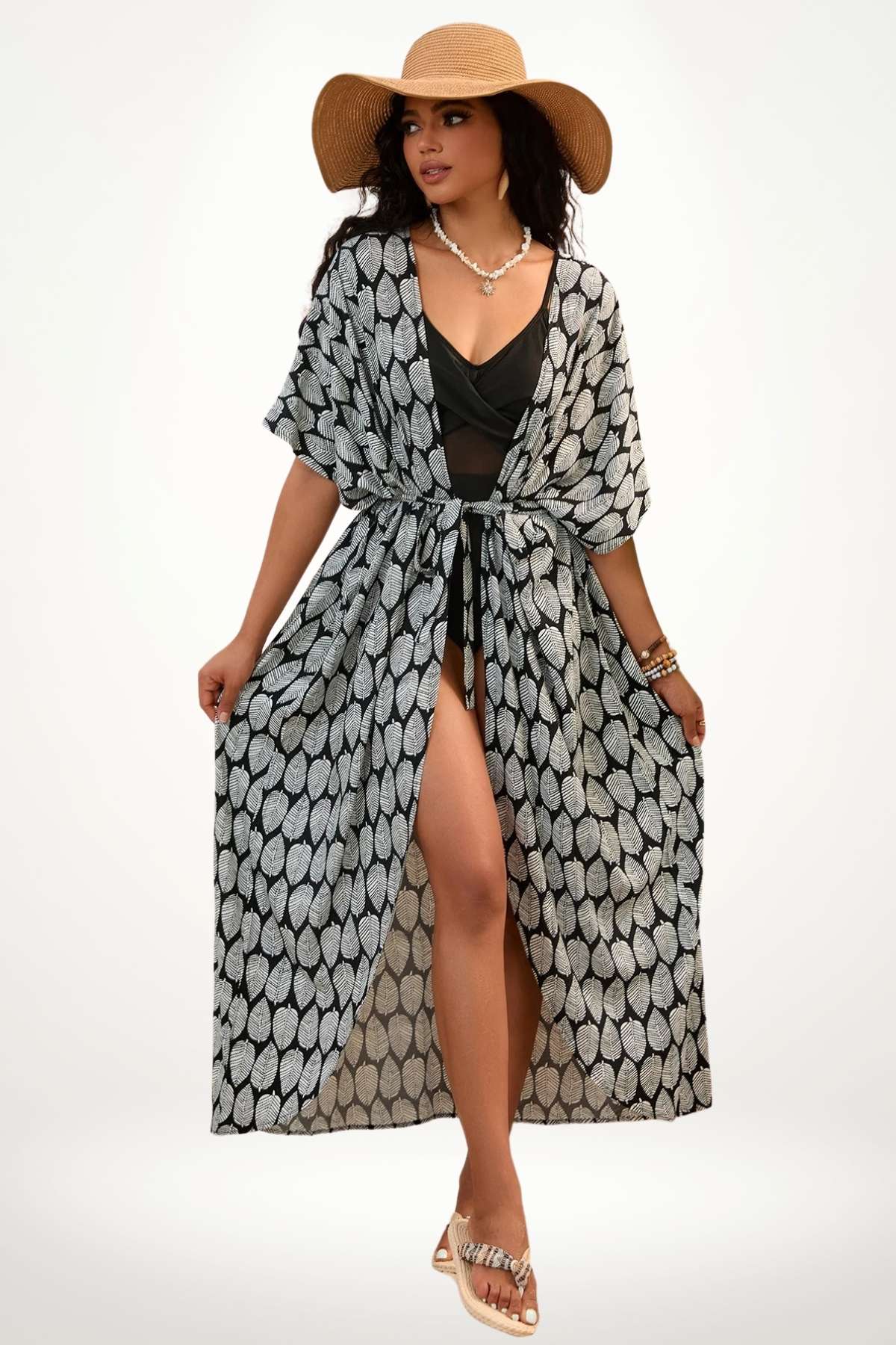 Kimono plage femme noir à imprimé feuilles blanches, long et fluide, avec ceinture intégrée, parfait pour l’été
