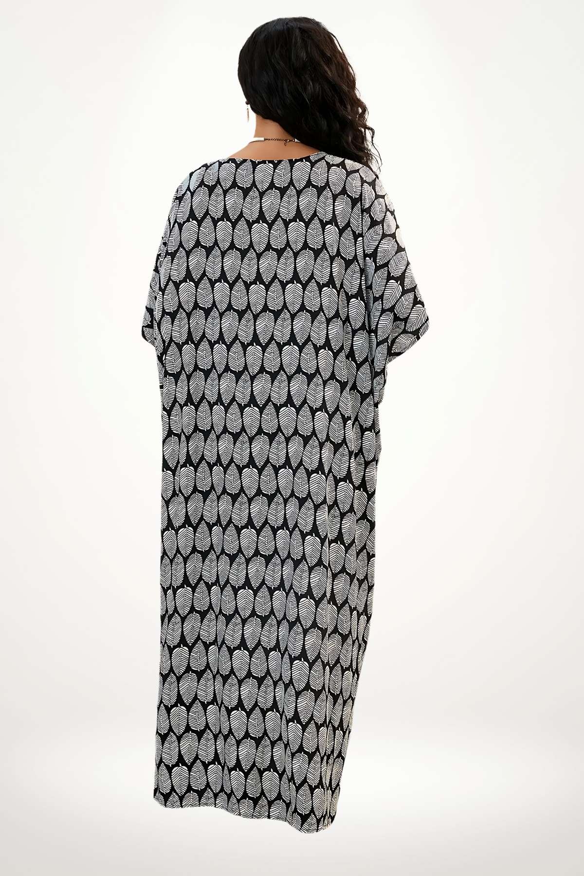 Kimono plage femme noir à imprimé feuilles blanches, long et fluide, avec ceinture intégrée, parfait pour l’été
