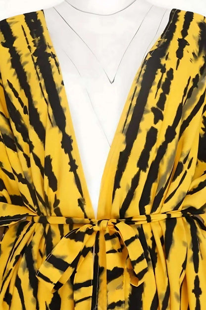 Kimono de plage en tissu léger, jaune avec motifs noirs, décolleté en V et ceinture nouée à la taille