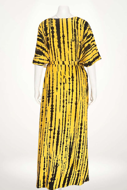 Kimono de plage en tissu léger jaune avec motifs noirs verticaux, coupe ample et ceinture à nouer à la taille