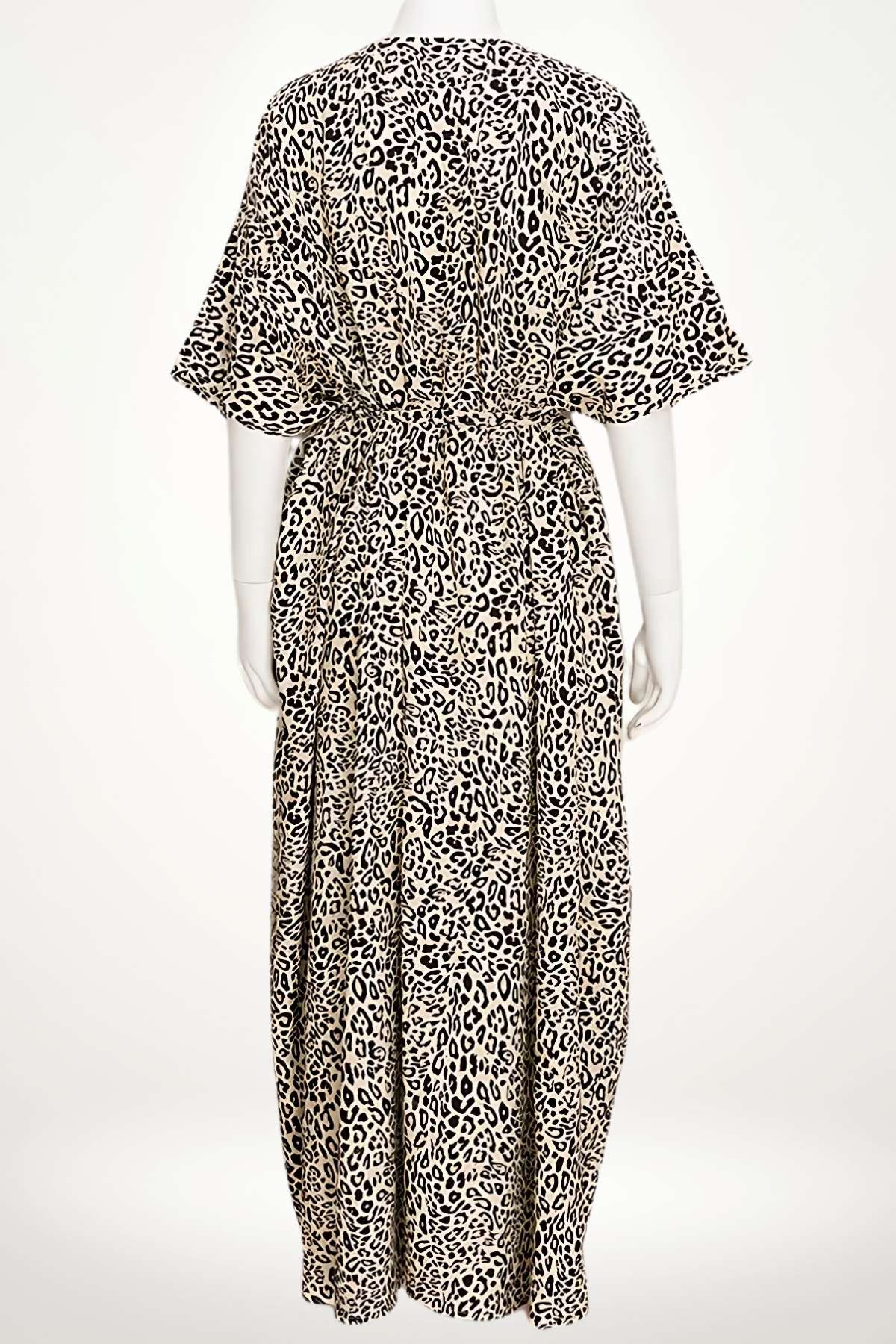 Kimono de plage à motif léopard noir et beige, avec des manches larges et une taille cintrée