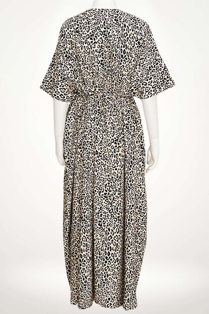 Kimono de plage à motif léopard noir et beige, avec des manches larges et une taille cintrée