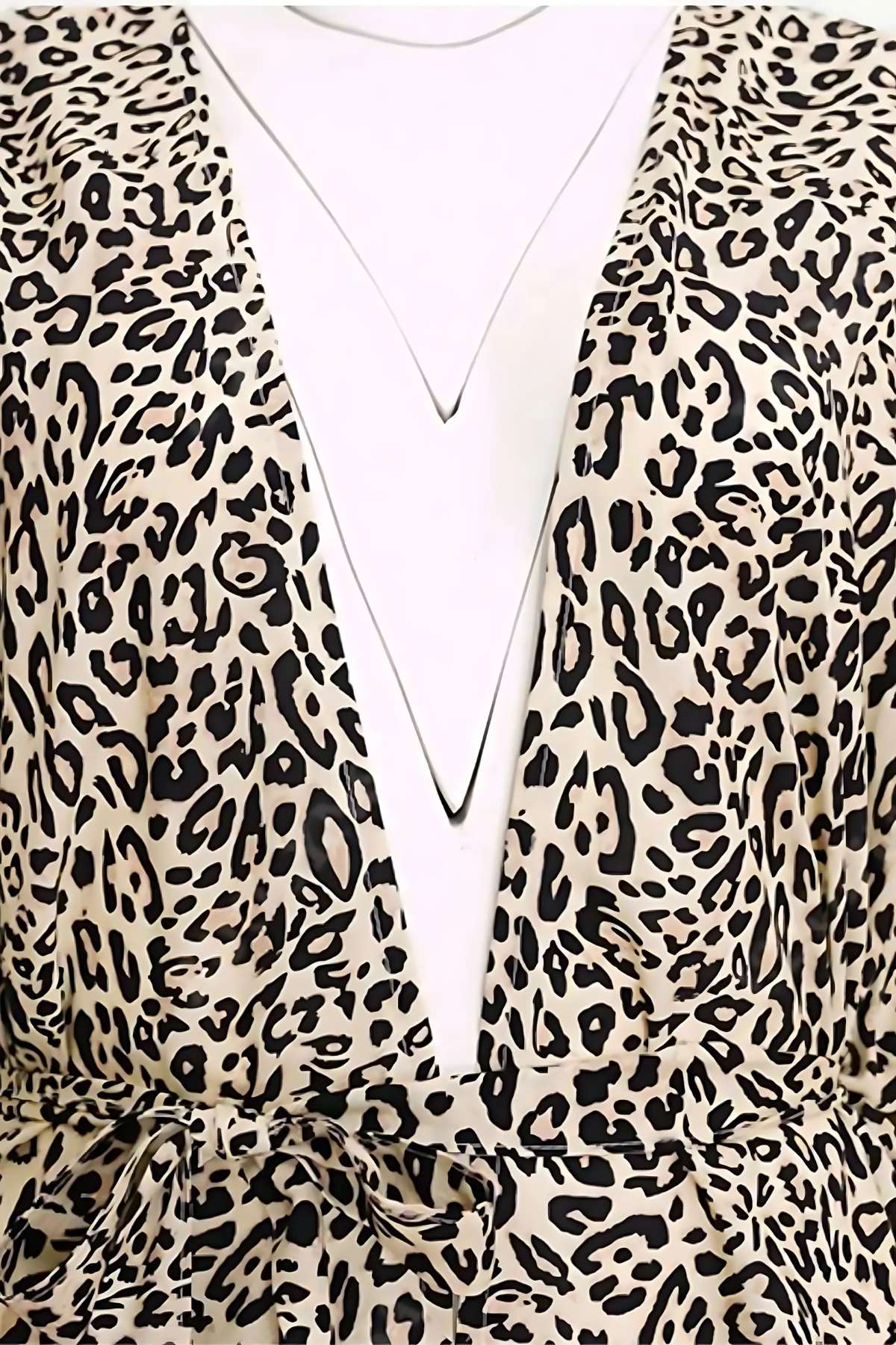 Kimono de plage beige à motifs léopard, avec un décolleté en V et une ceinture à nouer