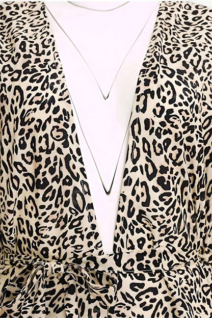 Kimono de plage beige à motifs léopard, avec un décolleté en V et une ceinture à nouer