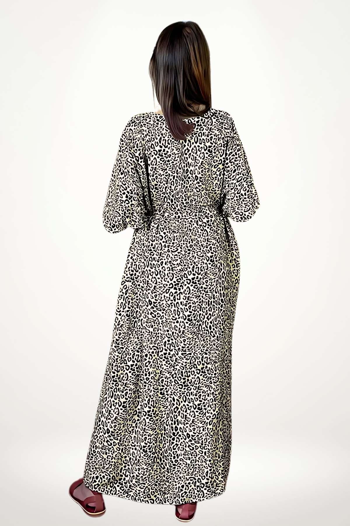 Kimono de plage à motifs léopard, couleur beige et noir, porté par une femme aux cheveux longs