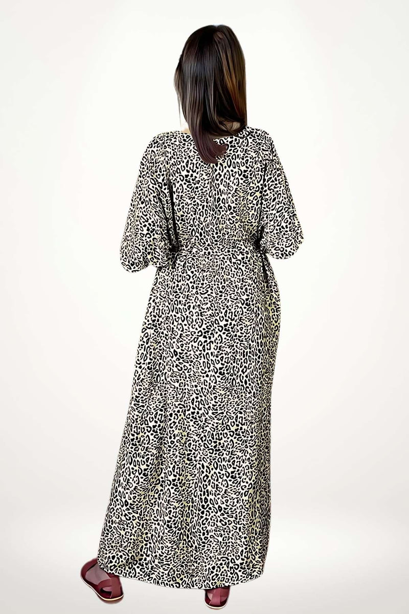 Kimono de plage à motifs léopard, couleur beige et noir, porté par une femme aux cheveux longs