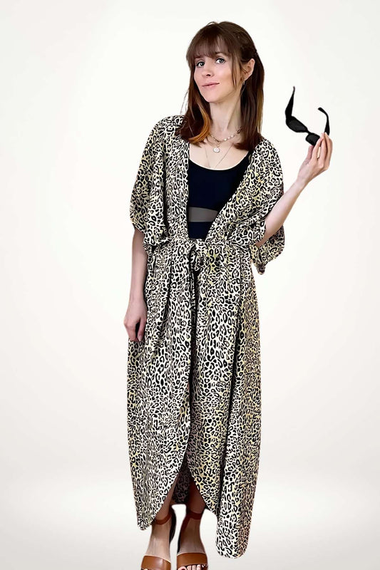 Kimono plage femme imprimé léopard noir sur fond beige, long et fluide avec ceinture, style audacieux pour l’été