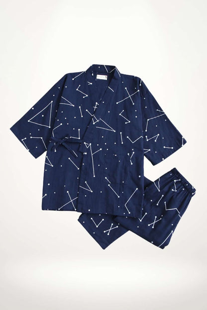 Kimono d'intérieur en tissu bleu marine orné de motifs géométriques blancs, offrant confort et élégance