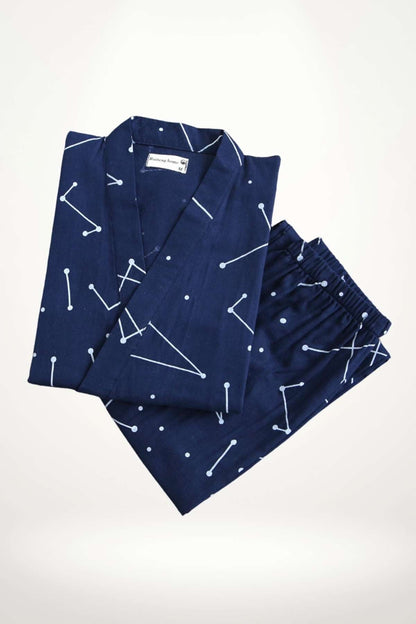 Kimono d'intérieur en tissu bleu marine avec motifs géométriques blancs, offrant confort et élégance