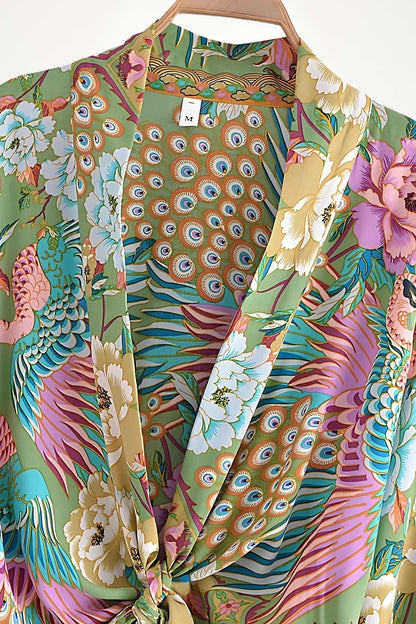 Kimono en tissu léger avec motifs floraux colorés, dominé par des teintes vertes, roses et bleues, noué à la taille