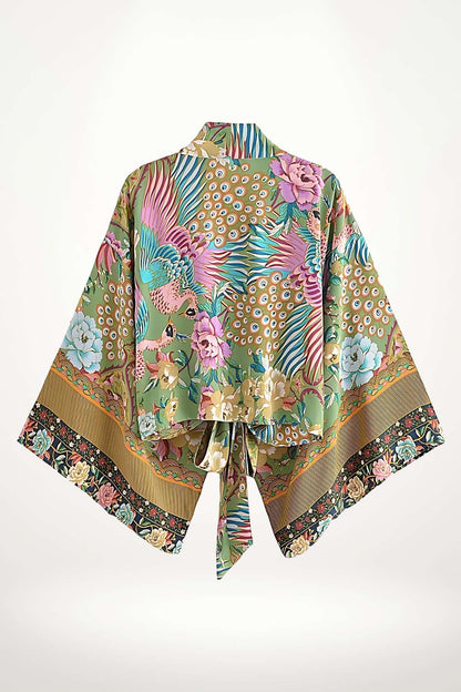 Kimono en soie aux motifs floraux colorés, avec des teintes vertes, roses et bleues, drapé élégamment