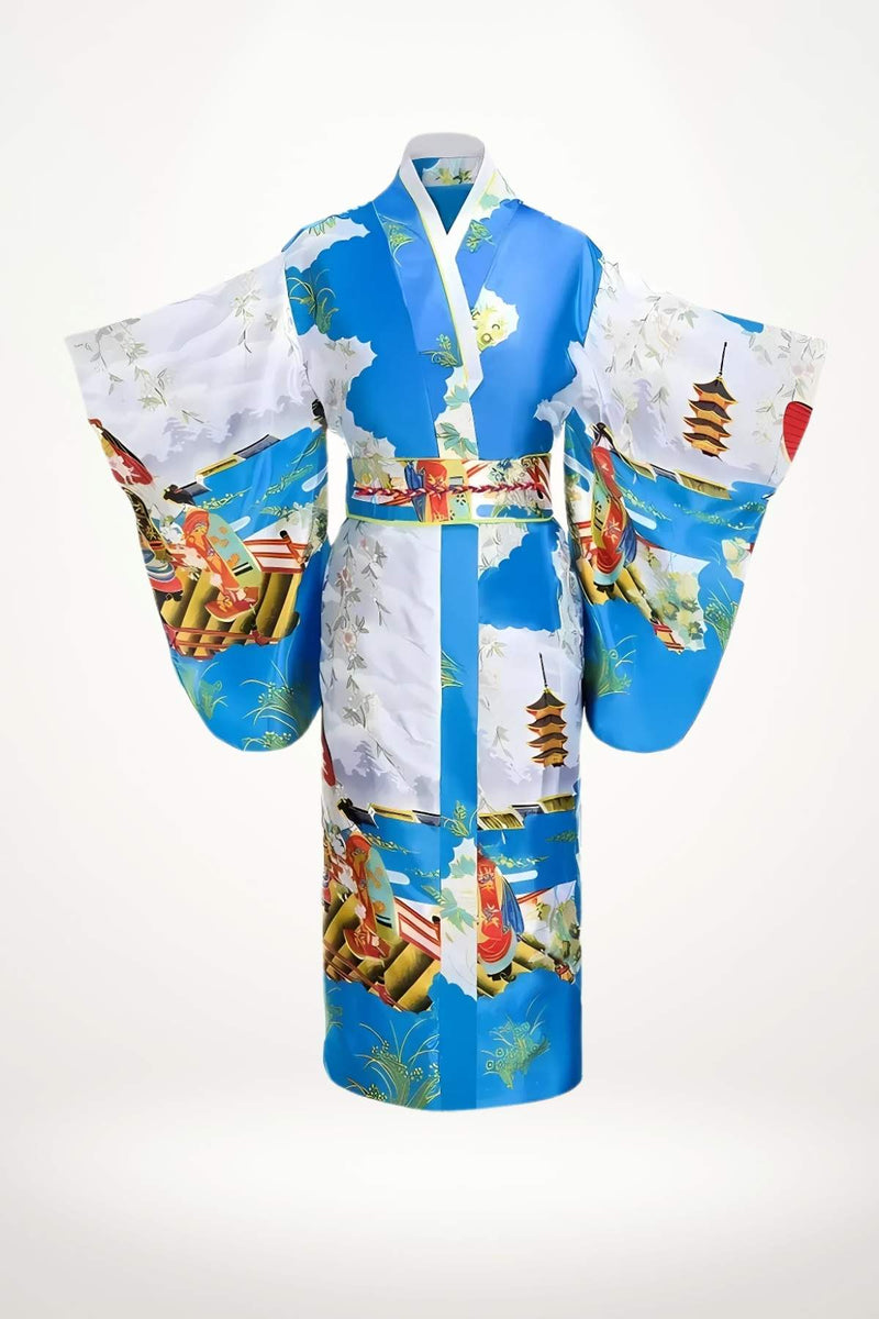 Femme debout en kimono long lake blue en satin orné de motifs japonais de geishas et pagodes, ceinture obi tressée.
