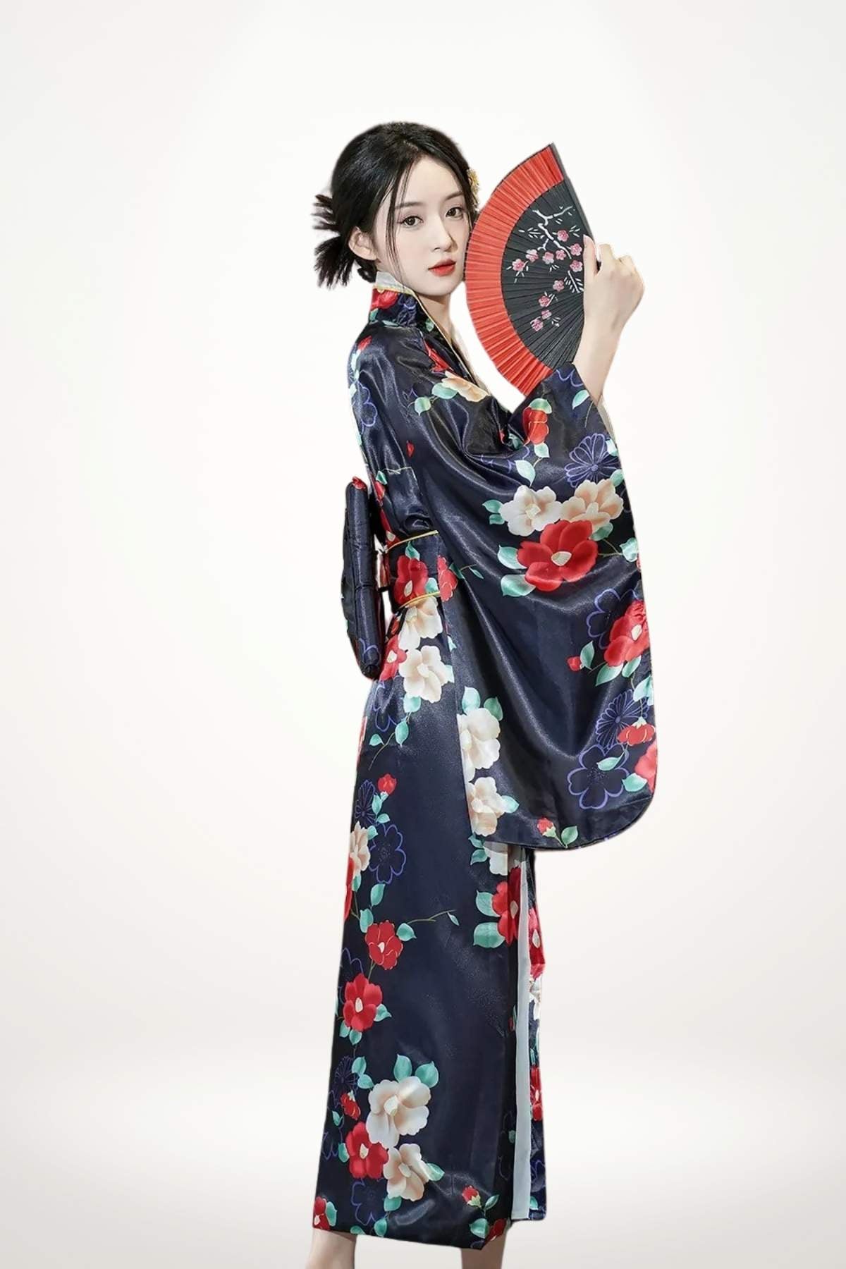 Femme en kimono long navy blue en satin à motifs floraux, ceinture obi tressée inspirée du kimono traditionnelle.
