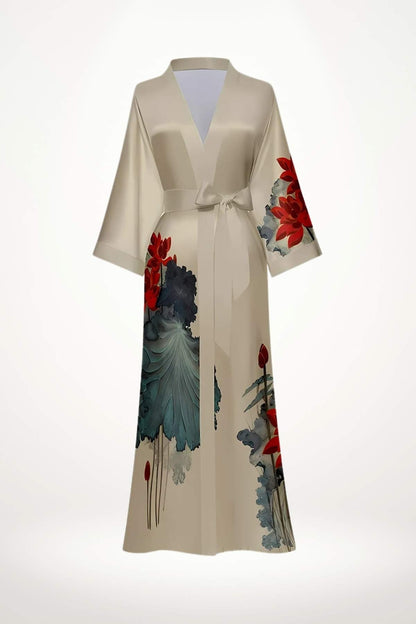 Kimono en satin beige avec des motifs floraux rouges et bleus, à manches larges et ceinture nouée