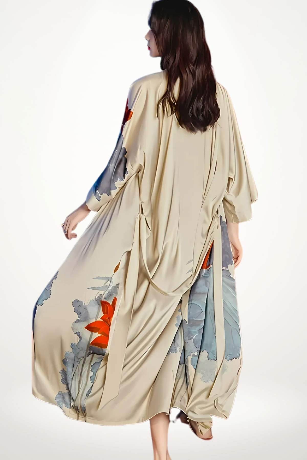 Femme en kimono en satin beige avec motifs floraux, posture élégante et fluide, fond neutre