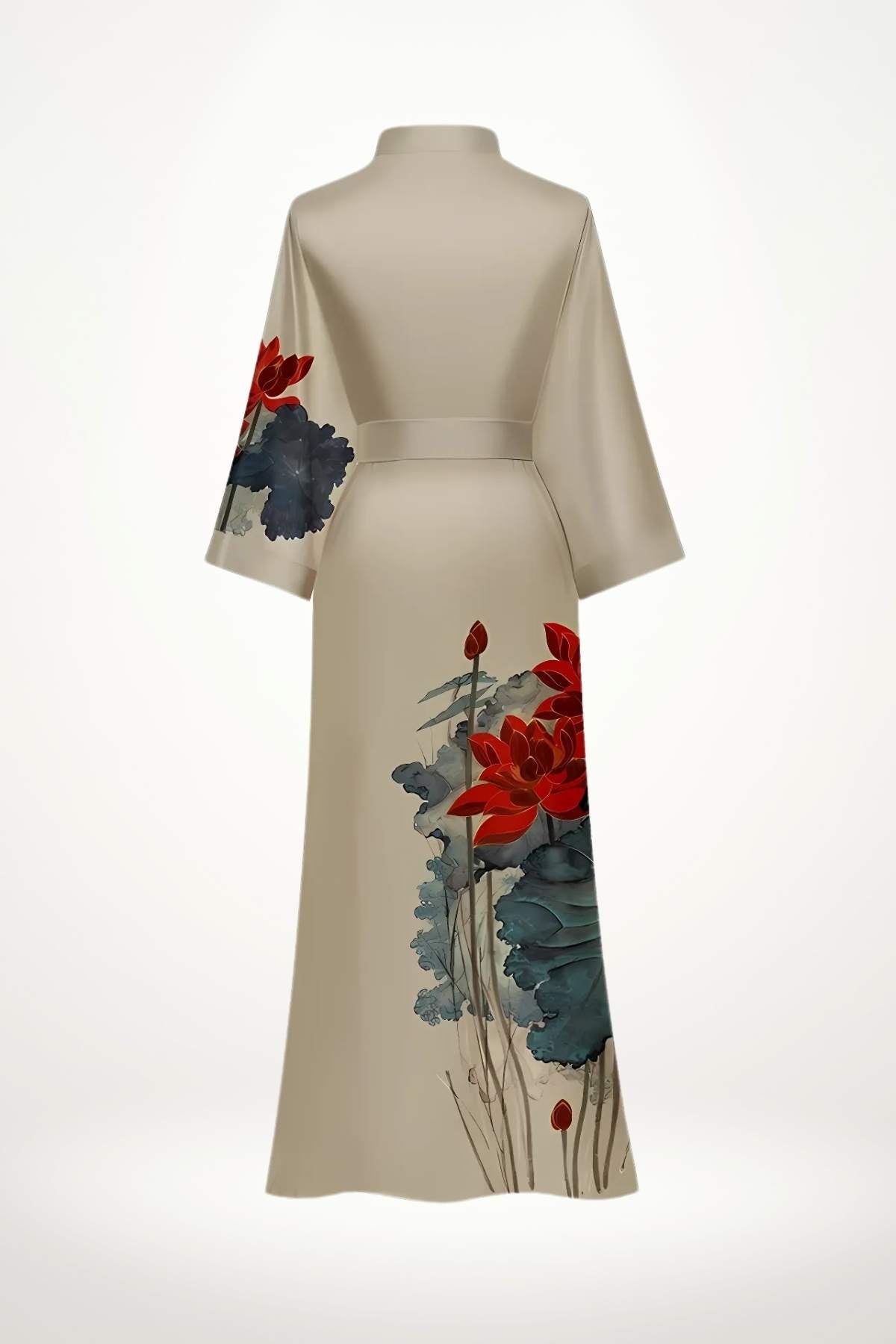 Kimono en satin beige avec motifs floraux rouges et bleus, manches larges et ceinture à la taille