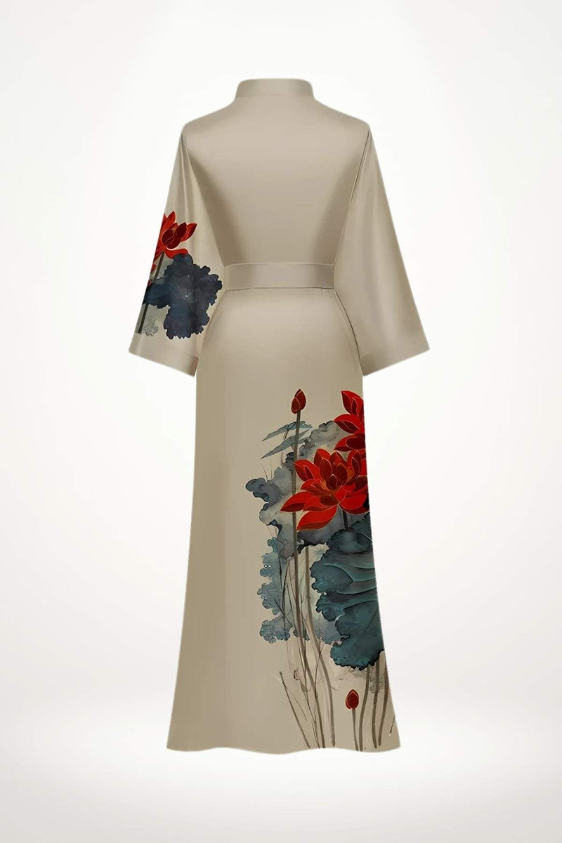 Kimono en satin beige avec motifs floraux rouges et bleus, manches larges et ceinture à la taille