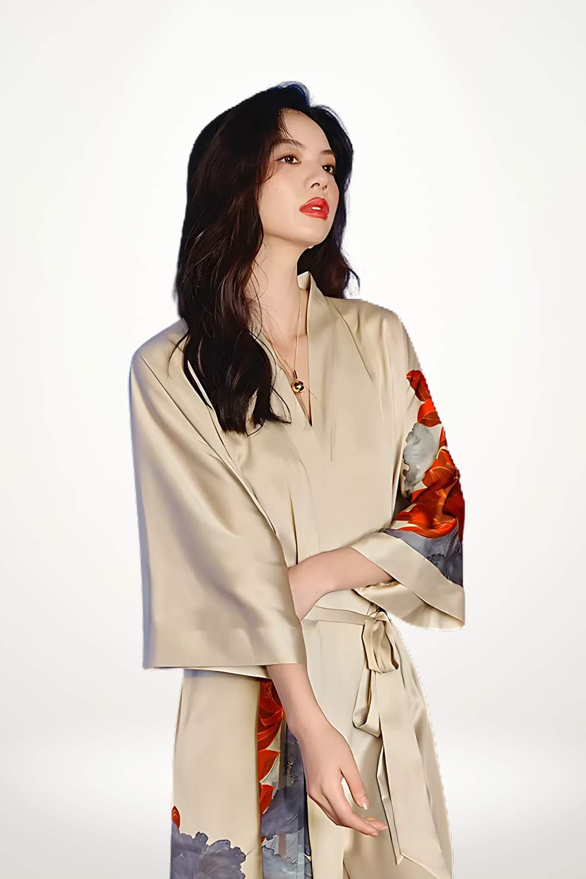 Femme portant un kimono en satin beige avec des motifs floraux colorés, dans une posture élégante et fluide