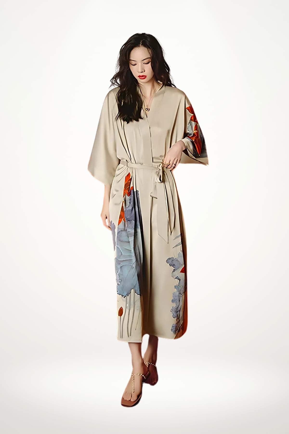 Femme portant un kimono en satin beige avec des motifs floraux colorés, dans une posture élégante et fluide