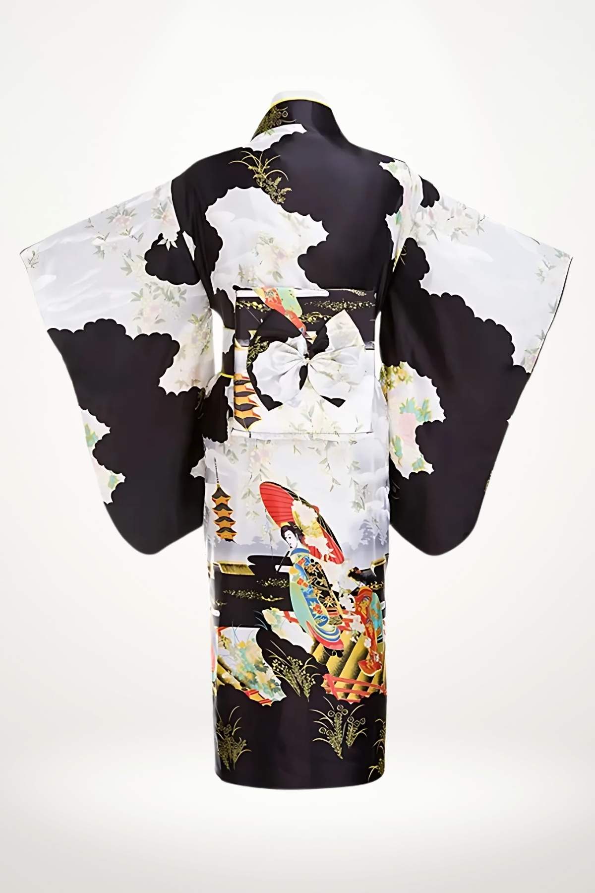 Kimono en satin noir et blanc avec motifs floraux et personnages traditionnels, ceinturé à l'arrière par un nœud