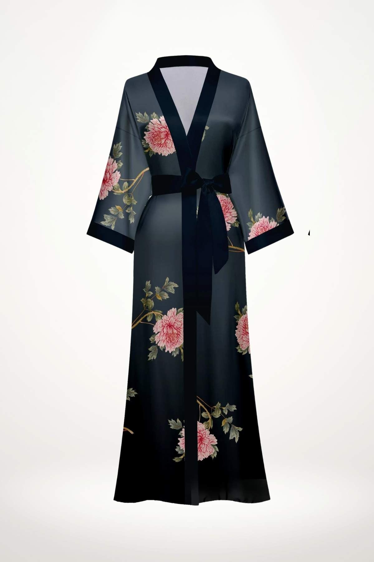 Kimono en satin noir avec des motifs floraux roses, manches larges et ceinture assortie