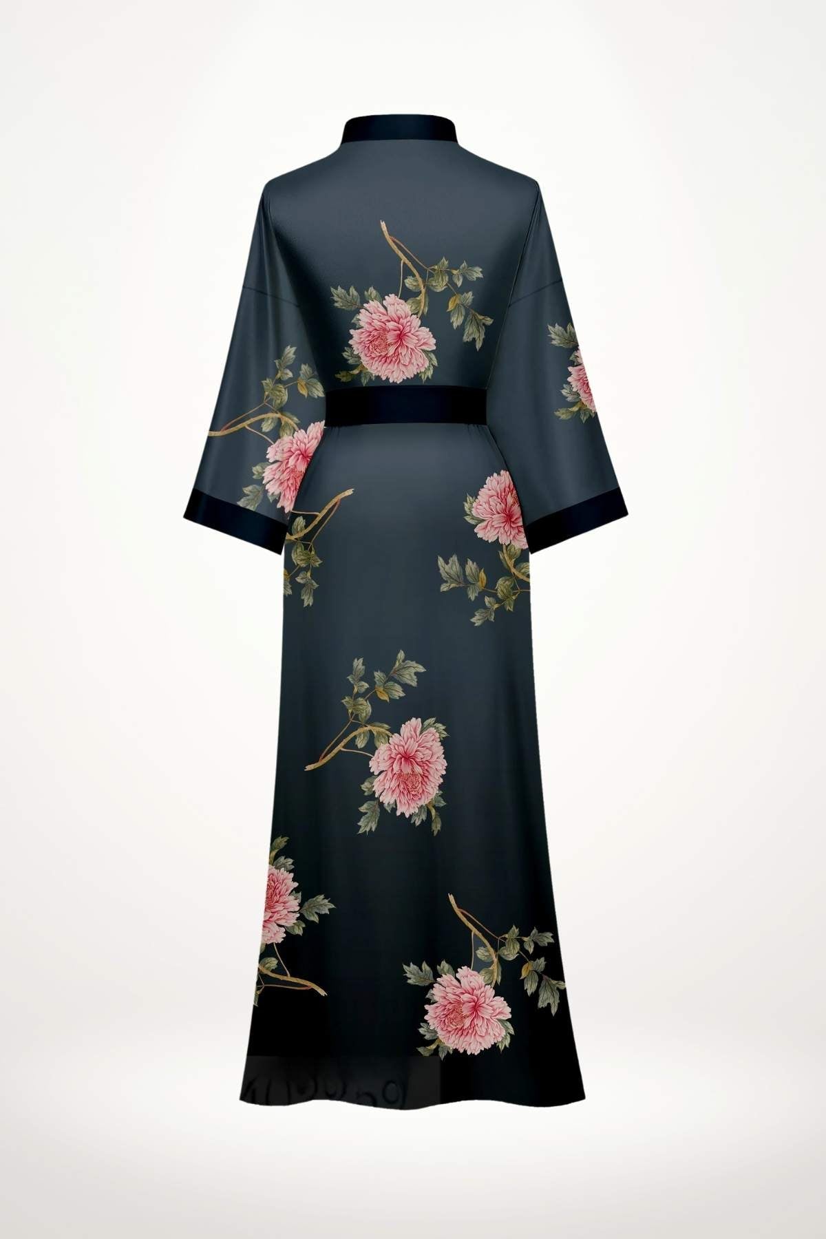 Kimono en satin noir avec motifs floraux roses et feuillage vert, à manches larges et ceinture assortie