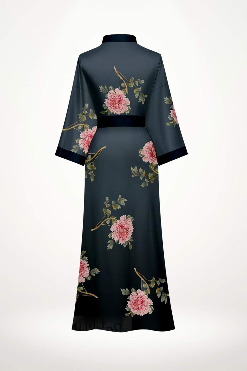 Kimono en satin noir avec motifs floraux roses et feuillage vert, à manches larges et ceinture assortie