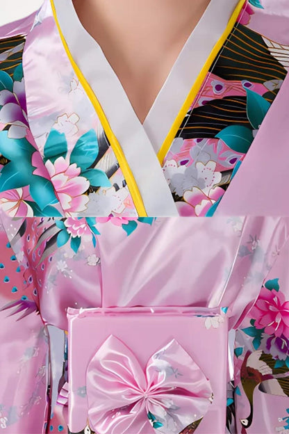 Kimono en satin rose avec motifs floraux colorés et ceinture ornée d'un nœud, style raffiné et élégant